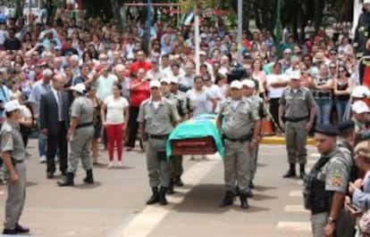 Cortejo dos restos mortais de Jango, no dia 6 de dezembro