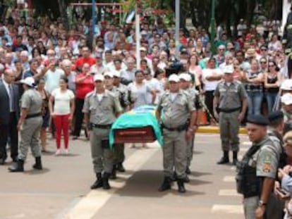 Cortejo dos restos mortais de Jango, no dia 6 de dezembro