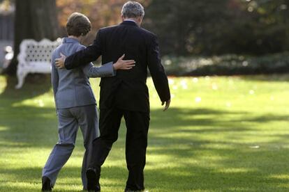 George y Laura Bush pasean el pasado jueves por los jardines de la Casa Blanca.