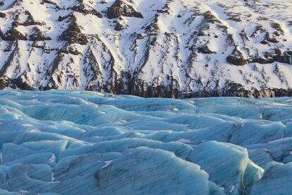 Vatnajökull es un enclave natural impactante, donde hielo, agua, fuego y viento se han aliado para crear unos paisajes sobrecogedores en los que se ha conservado una fauna marina subacuática que data de la Edad del Hielo —la última glaciación—, que finalizó hace unos 12.000 años. Este prodigioso espacio natural ocupa un 14% del territorio de Islandia y alberga volcanes subglaciares especialmente activos que al interactuar con las grietas bajo el casquete glaciar dan lugar a fenómenos llamativos como los géiseres, que lanzan al aire periódicamente columnas de vapor y agua caliente.