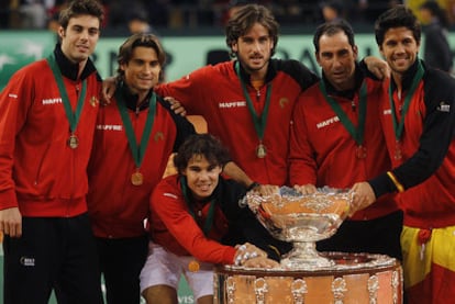 Marcel Granollers, David Ferrer, Rafael Nadal, Feliciano López, Albert Costa y Fernando Verdasco, con la Ensaladera.