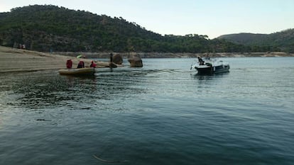 Efectivos de la Guardia Civil y de los bomberos regionales, durante el rescate.