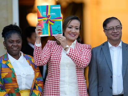 Vicepresidenta de Colombia, Francia Márquez; Carolina Corcho, ministra de salud y el presidente de Colombia, Gustavo Petro durante la presentación de la reforma a la salud en Bogotá, el 13 de febrero de 2023.