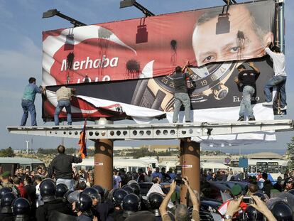 PROTESTA ARMENIA CONTRA ERDOGAN EN LÍBANO. El recuerdo de las matanzas de armenios por las tropas otomanas durante la I Guerra Mundial planeó ayer sobre la visita a Líbano de Recep Tayyip Erdogan. Un grupo de libaneses armenios arranca un cartel del primer ministro turco en Beirut.