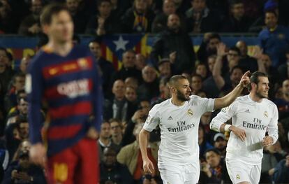 Karim Benzema celebra el gol del Real Madrid, con Lionel Messi en la parte izquierda de la imagen.