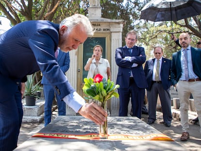 Ángel Victor Torres coloca flores en la tumba de Cipriano de Rivas Cherif, el cuñado del presidente Azaña, en el Panteón Español de Ciudad de México.
