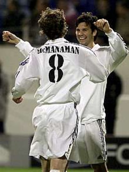 Solari y McManaman (de espaldas)celebran el gol del argentino contra el Oporto.