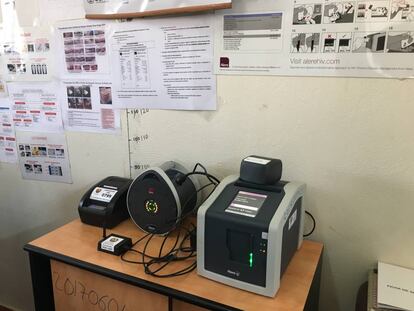 Máquina de PCR para diagnosticar el VIH en la clínica sin tener que enviar la muestra a un laboratorio en la capital. Esta innovación reduce de seis meses a 50 minutos el tiempo de espera para obtener los resultados y permite iniciar el tratamiento el mismo día.