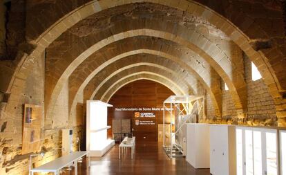 El antiguo dormitorio del monasterio de Sijena (Huesca), poco antes de la apertura al público para exhibir las obras retronadas desde Cataluña, la venta de las cuales acaba de anular el Supremo.