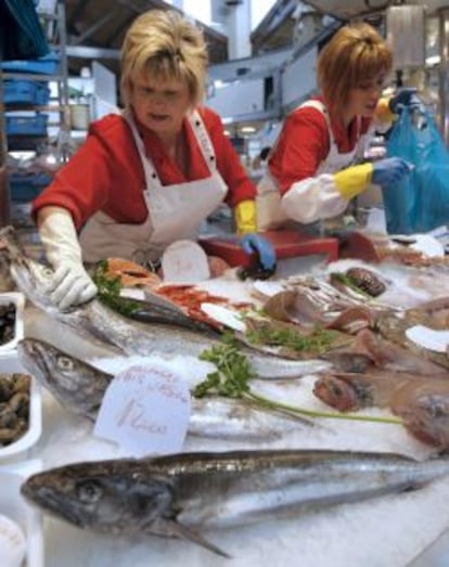 Una pescadera vende una merluza. 