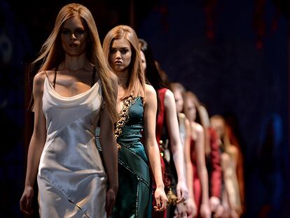 Versace nos adentra en un mundo de seda y tonos brillantes