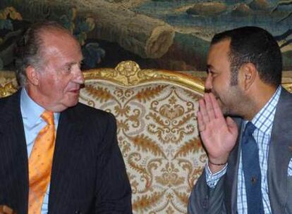 Don Juan Carlos habla con Mohamed VI, durante la visita que el Rey realizó a Casablanca en julio de 2006.