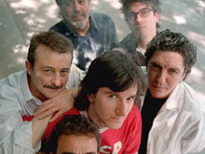 En primer plano y de izquierda a derecha, Eduard Fernández, Juan Diego, Roger Gual, Antonio Dechent, Chete Lera y Julio Wallovits, en Madrid, durante la presentación de <i>Smoking room.</i>