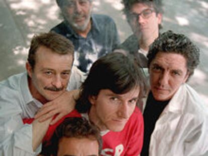 En primer plano y de izquierda a derecha, Eduard Fernández, Juan Diego, Roger Gual, Antonio Dechent, Chete Lera y Julio Wallovits, en Madrid, durante la presentación de <i>Smoking room.</i>
