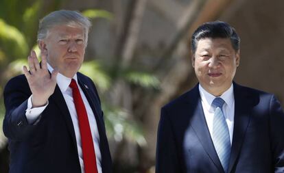 Donald Trump, à esquerda, ao lado do presidente chinês, Xi Jinping.