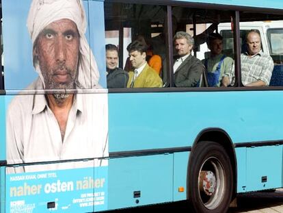 Autobús público en las calles de Francfort con un cartel anunciando una exposición del fotógrafo egipcio Hassan Khan.