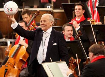 El director francés Georges Prêtre durante el Concierto de Año Nuevo de 2008 en Viena.