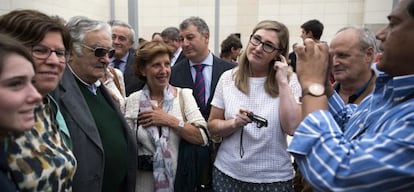 Mujica conversa con vecinos de La Puebla de Albortón (Zaragoza).