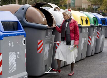 La quinta teniente de alcalde, Imma Mayol (ICV), examina uno de los nuevos contenedores de basura.