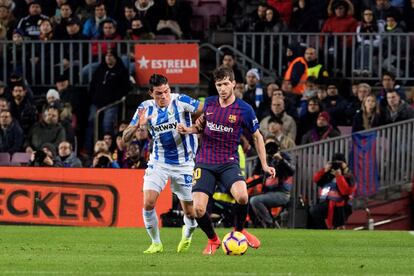 El defensa del FC Barcelona Sergi Roberto lucha por el balón ante el defensa argentino del Leganés, Jonathan Silva.