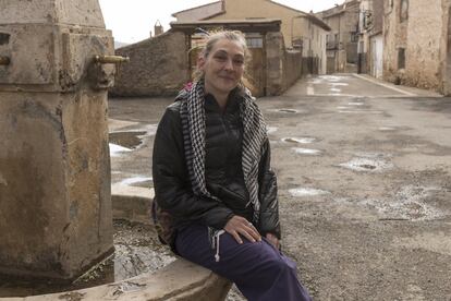 Elisa Labad, nueva vecina de Allepuz, Teruel, llegó al pueblo buscando trabajo y una nueva vida.