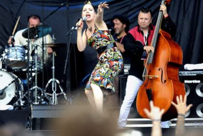 La irlandesa Imelda May, ayer en un momento de su actuación en el Azkena Rock Festival.