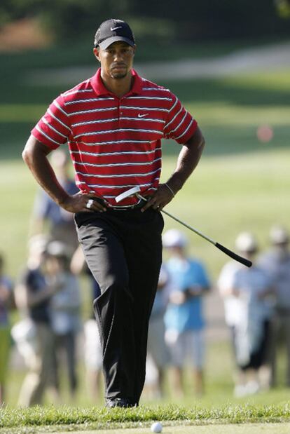 Tiger Woods, ayer, pensativo ante la pelota.