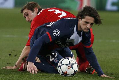 Stefan Reinartz, del Bayer Leverkusen lucha con Adrien Rabiot del PSG durante el partido de vuelta de los octavos de final de Liga de Campeones en el Estadio Parc des Princes en París.