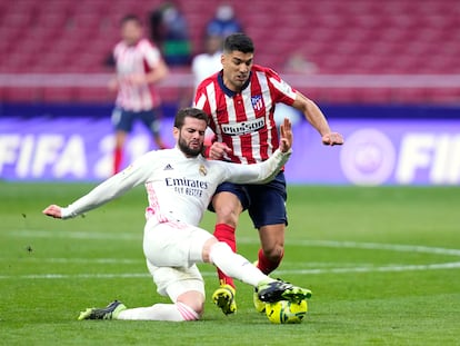 Luis Suárez, del Atlético de Madrid, compite por el balón con Nacho Fernández, del Real Madrid, el pasado 7 de marzo.