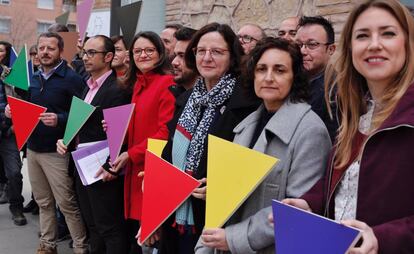 La consejera valenciana Mónica Oltra, con abrigo rojo, con representantes de instituciones y entidades implicadas en la Estrategia para la igualdad. 