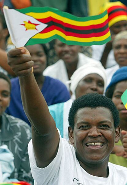 Partidarios del presidente Robert Mugabe, en la ciudad de Harare.