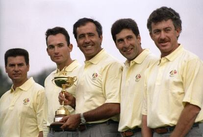 Miguel Martin, Ignacio Garrido, Seve Ballesteros, Jose Maria Olazabal y Miguel Jimenez posan con el trofeo de la Ryder Cup en el Club de Golf Valderrama