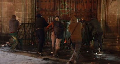 Un grupo de personas atacó la puerta del Palacio Nacional el sábado