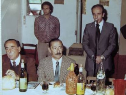 Jorge Videla (centro) y Orlando Agosti (izquierda) participan de la Fiesta Nacional del Salame en Mercedes, provincia de Buenos Aires.