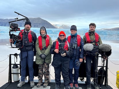 La científica Maria A. Blasco (segunda por la izquierda) y la artista Dora García con parte del equipo con el que han viajado al Ártico en el marco de la iniciativa CNIO Arte.