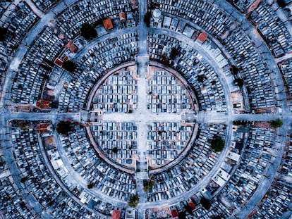 <a href="https://www.instagram.com/luckydron/">Luis Saguar Domingo</a>, um estudante madrilenho de 25 anos que ganhou um drone de sua irmã como presente de Natal, foi o terceiro da categoria Urbano com Paz, uma imagem que fez por acaso quando tentava encontrar um bom lugar para fazer o drone voar e colocar uma foto no Instagram. O espanhol contou ao Dronestagram que só depois de tirada ele percebeu a simetria da imagem.