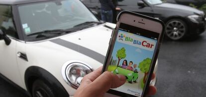 Una persona consulta el servicio para compartir coche de BlaBlaCar en su tel&eacute;fono m&oacute;vil. 