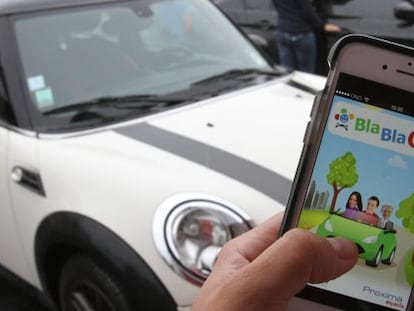 Una persona consulta el servicio para compartir coche de BlaBlaCar en su tel&eacute;fono m&oacute;vil. 