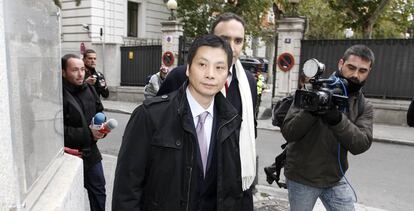 Gao Ping acude a firmar a la Audiencia Nacional tras su liberación.