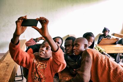 Ni&ntilde;os de la calle se hacen un selfie en Dagoretti, Nirobi, Kenia. 