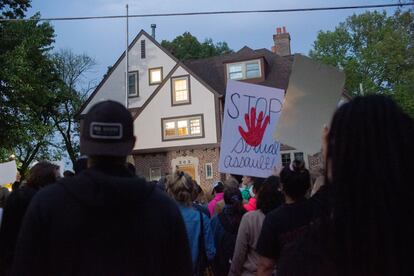 Protesto em frente à fraternidade Phi Gamma Delta, em Iowa City, acusada de promover atividades de abuso sexual.