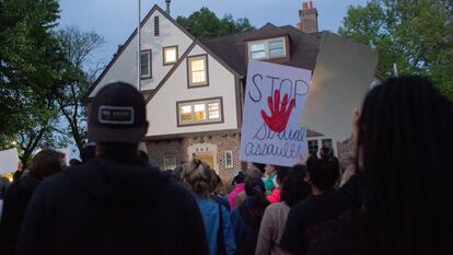 Protesto em frente à fraternidade Phi Gamma Delta, em Iowa City, acusada de promover atividades de abuso sexual.