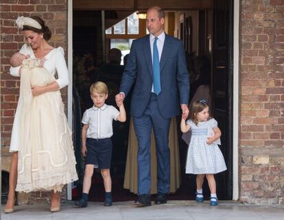 Kate Middleton sostiene a Luis de Cambridge durante el bautizo del pequeño el 9 de julio en la capilla real del Palacio de Saint James en Londres. Detrás, el príncipe Guillermo de la mano de sus hijos, el príncipe Jorge y la princesa Carlota.