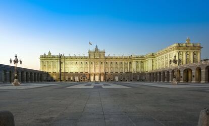 É o Palácio Real de Madri, a poucos minutos da Gran Vía. Com seus 135.000 metros quadrados e seus 3.418 quartos, é o maior palácio real do mundo em área construída.