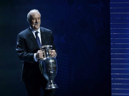 Vicente del Bosque con el trofeo que España tendrá que defender entre el 10 de junio y el 10 de julio. Croacia, Turquía y República Checa serán sus rivales.