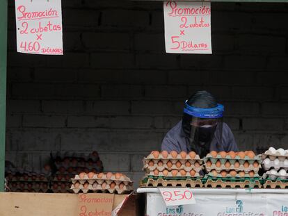 Un vendedor de huevos usa máscara contra la civid 19, el pasado julio en un mercado de Quito.