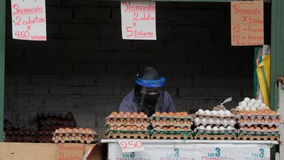 Un vendedor de huevos usa máscara contra la civid 19, el pasado julio en un mercado de Quito.