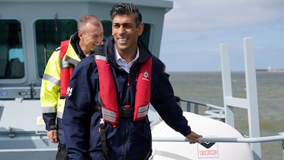 El primer ministro británico, Rishi Sunak, visita este lunes las instalaciones de la Policía de Fronteras en la localidad costera de Dover.