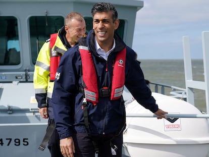 El primer ministro británico, Rishi Sunak, visita este lunes las instalaciones de la Policía de Fronteras en la localidad costera de Dover.