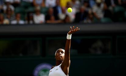 Cori Gauff sirve durante el partido del pasado viernes contra Hercog en la pista central de Wimbledon.